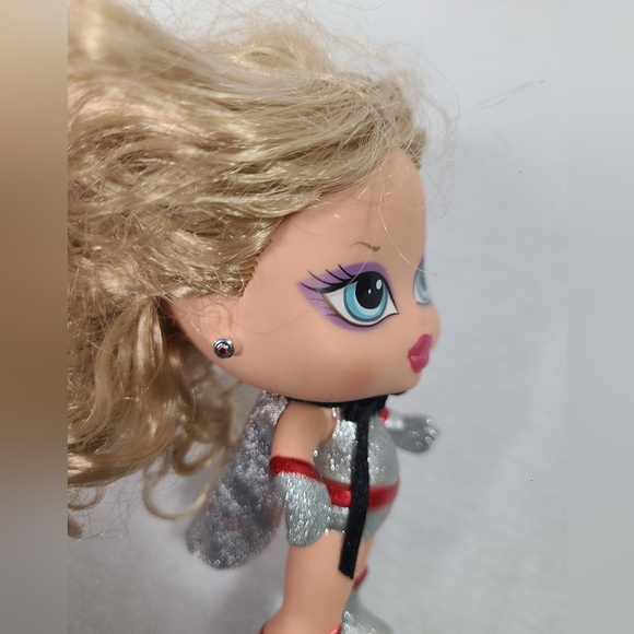 MGA Bratz Babyz Baby ~ SUPER CLOE doll with earrings & cape - Picture 6 of 7